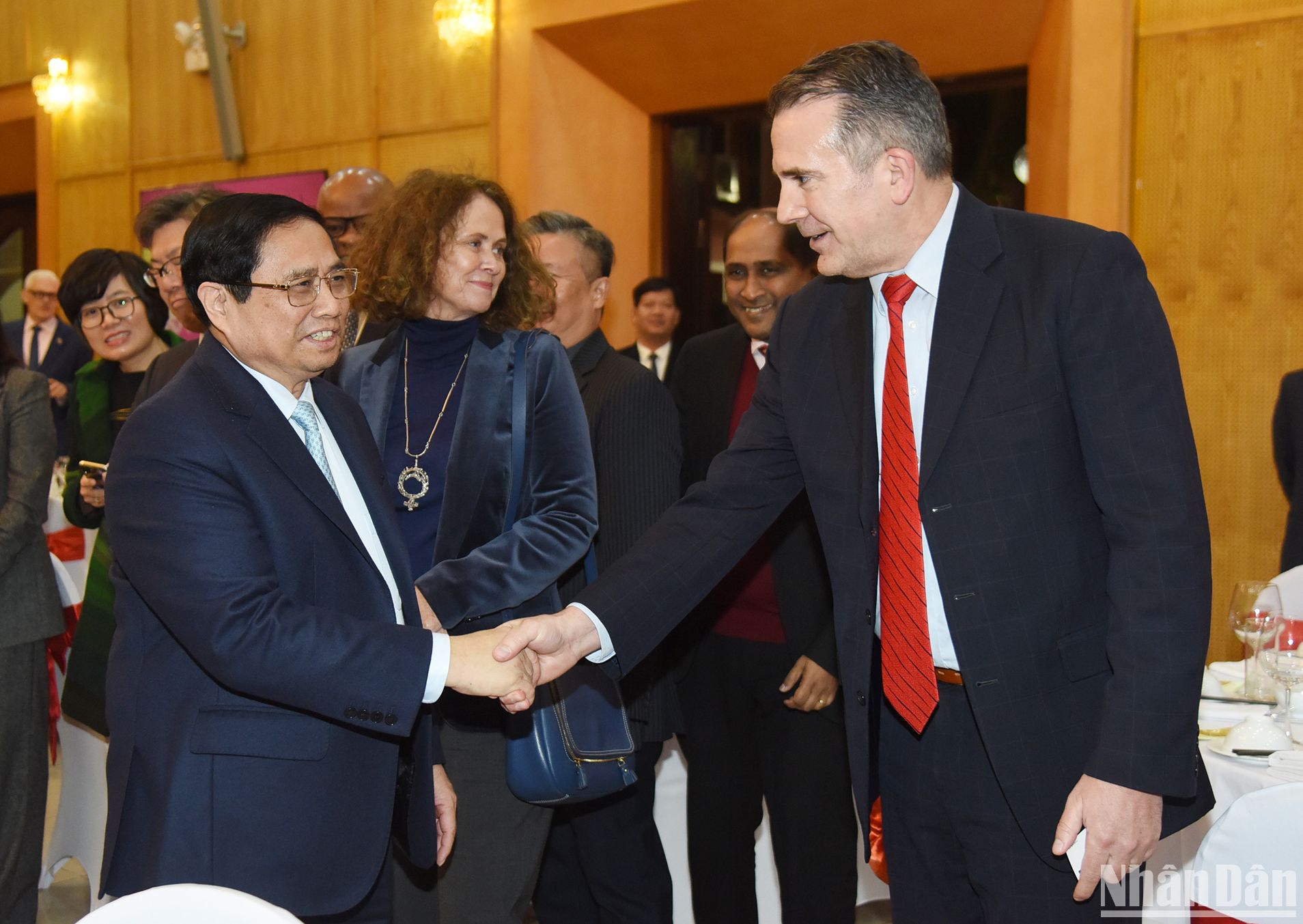 El primer ministro de Vietnam, Pham Minh Chinh, se reúne con los embajadores, representantes de organizaciones internacionales e inversores extranjeros en Vietnam.