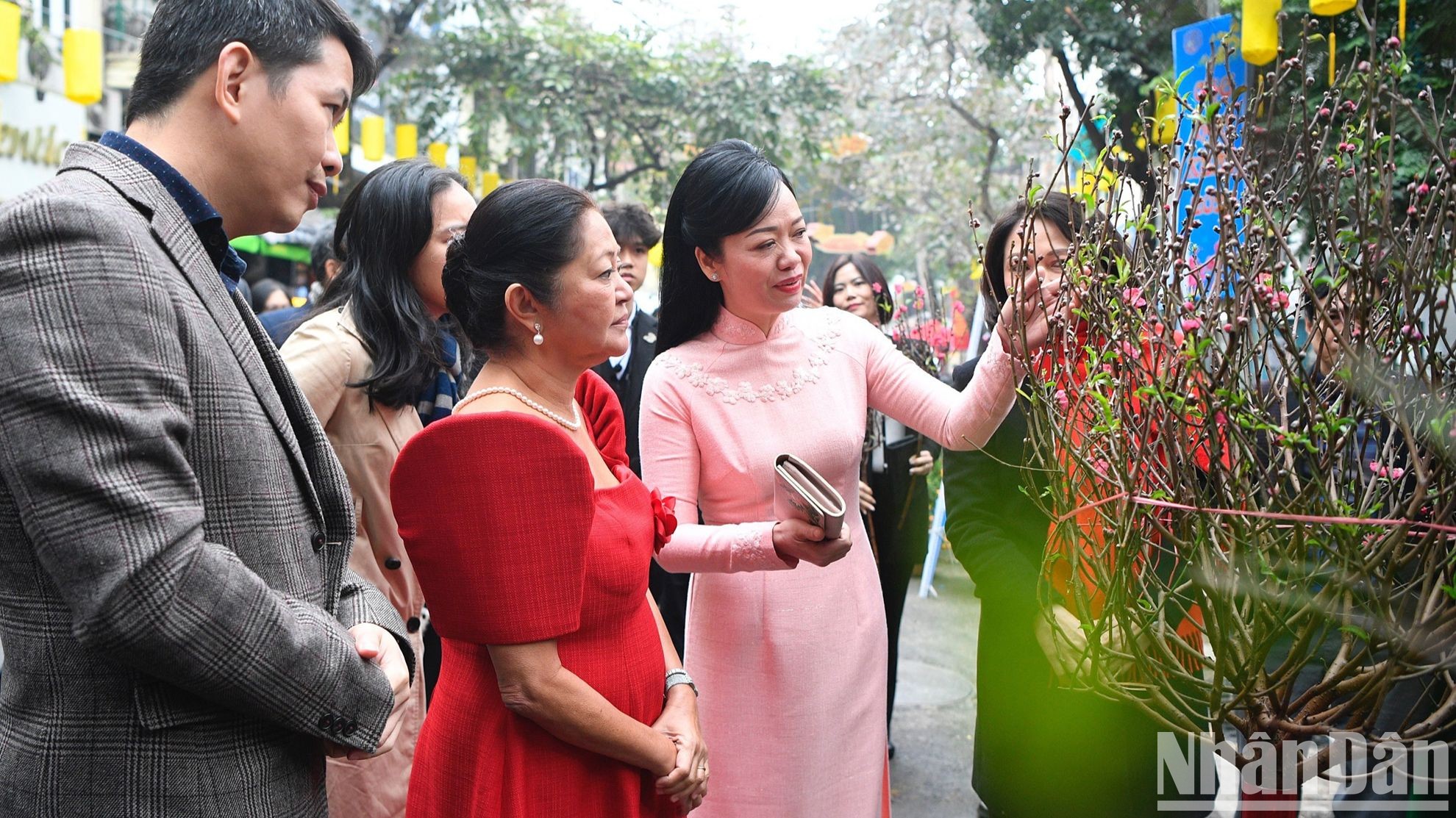 [Foto] Esposas de presidentes vietnamita y filipino visitan mercado de flores de Hang Luoc 