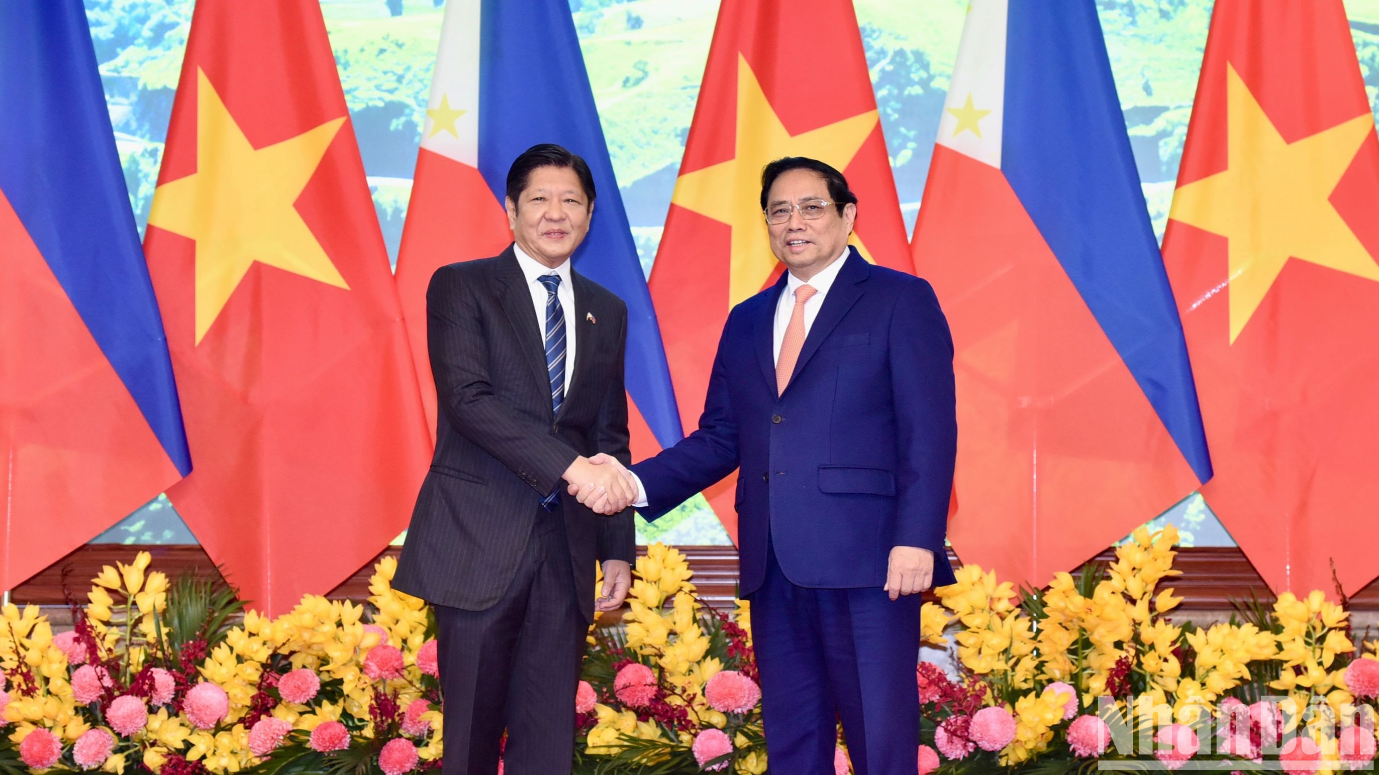 El primer ministro de Vietnam, Pham Minh Chinh, y el presidente de Filipinas, Ferdinand Romualdez Marcos Jr.
