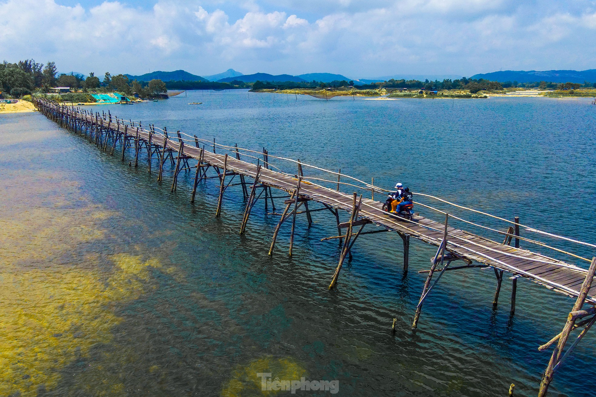 Admirar el puente de madera típico en provincia vietnamita