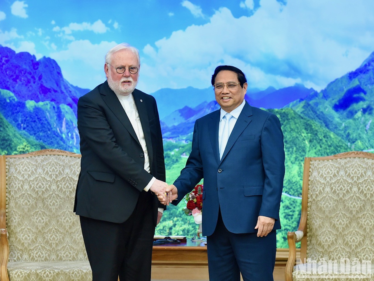 El premier vietnamita, Pham Minh Chinh, recibe al arzobispo Paul Richard Gallagher, secretario de Estado del Vaticano.