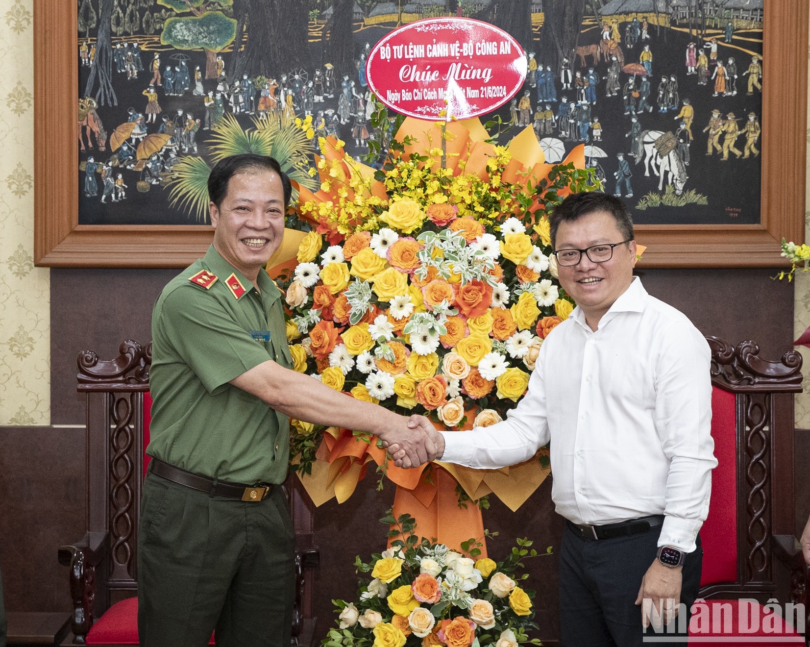 El presidente editor del periódico Nhan Dan, Le Quoc Minh, recibe al teniente general Tran Hai Quan, comandante del Alto Mando de la Guardia.