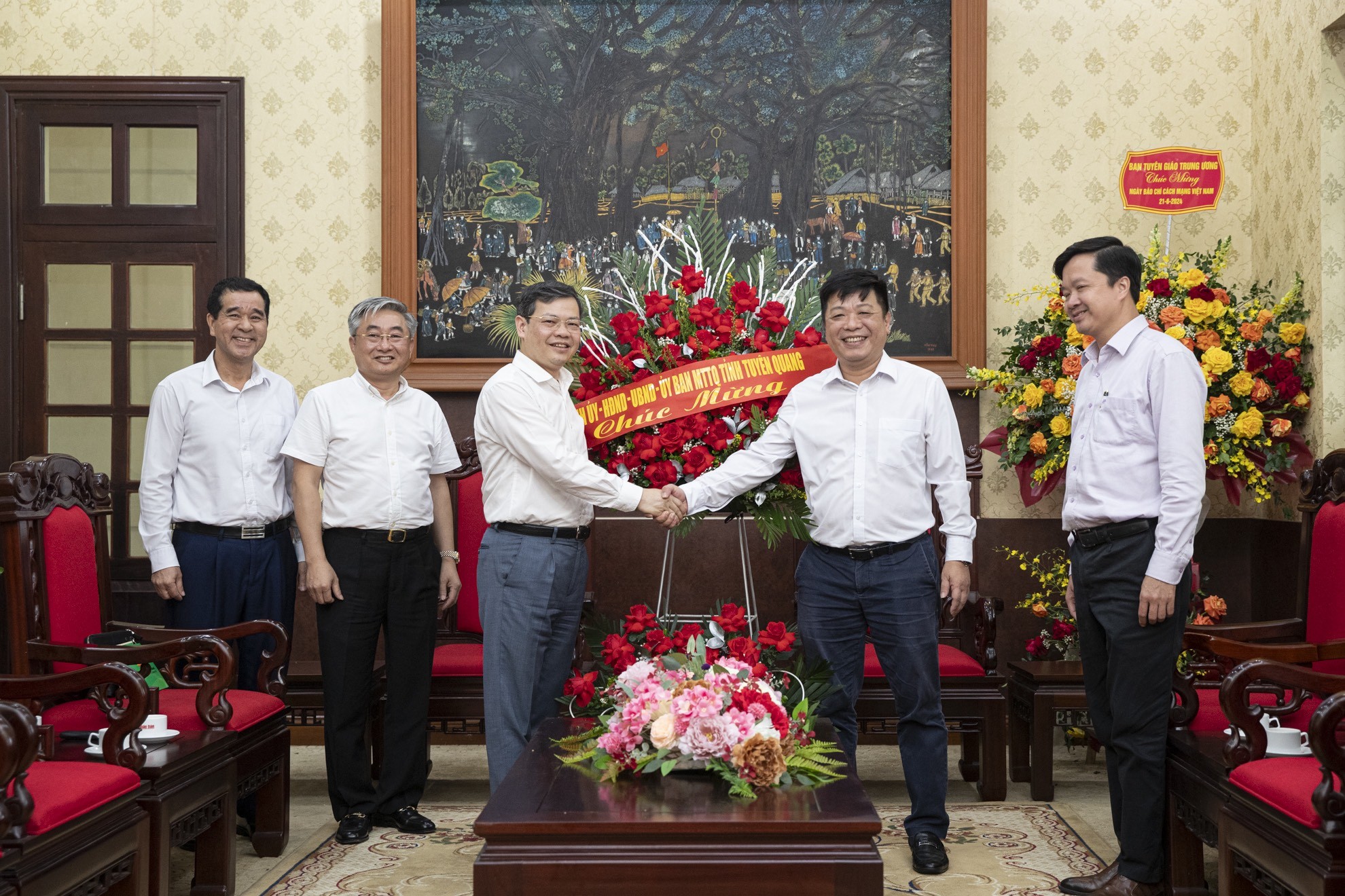 [Foto] Entidades visitan y felicitan al periódico Nhan Dan por Día de Prensa Revolucionaria