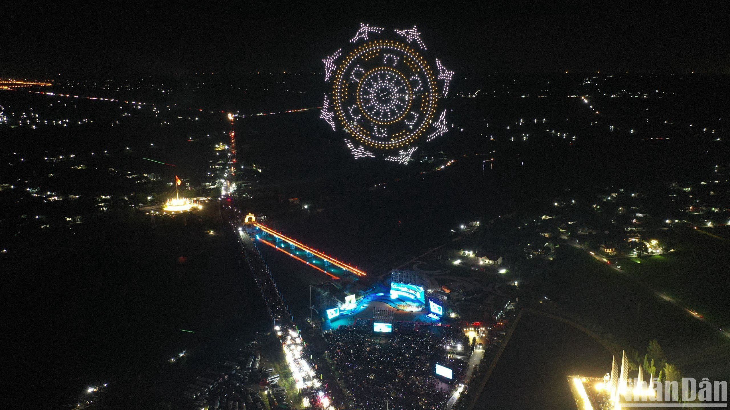 [Foto] Espectáculo de luces con drones ilumina cielo del río Ben Hai