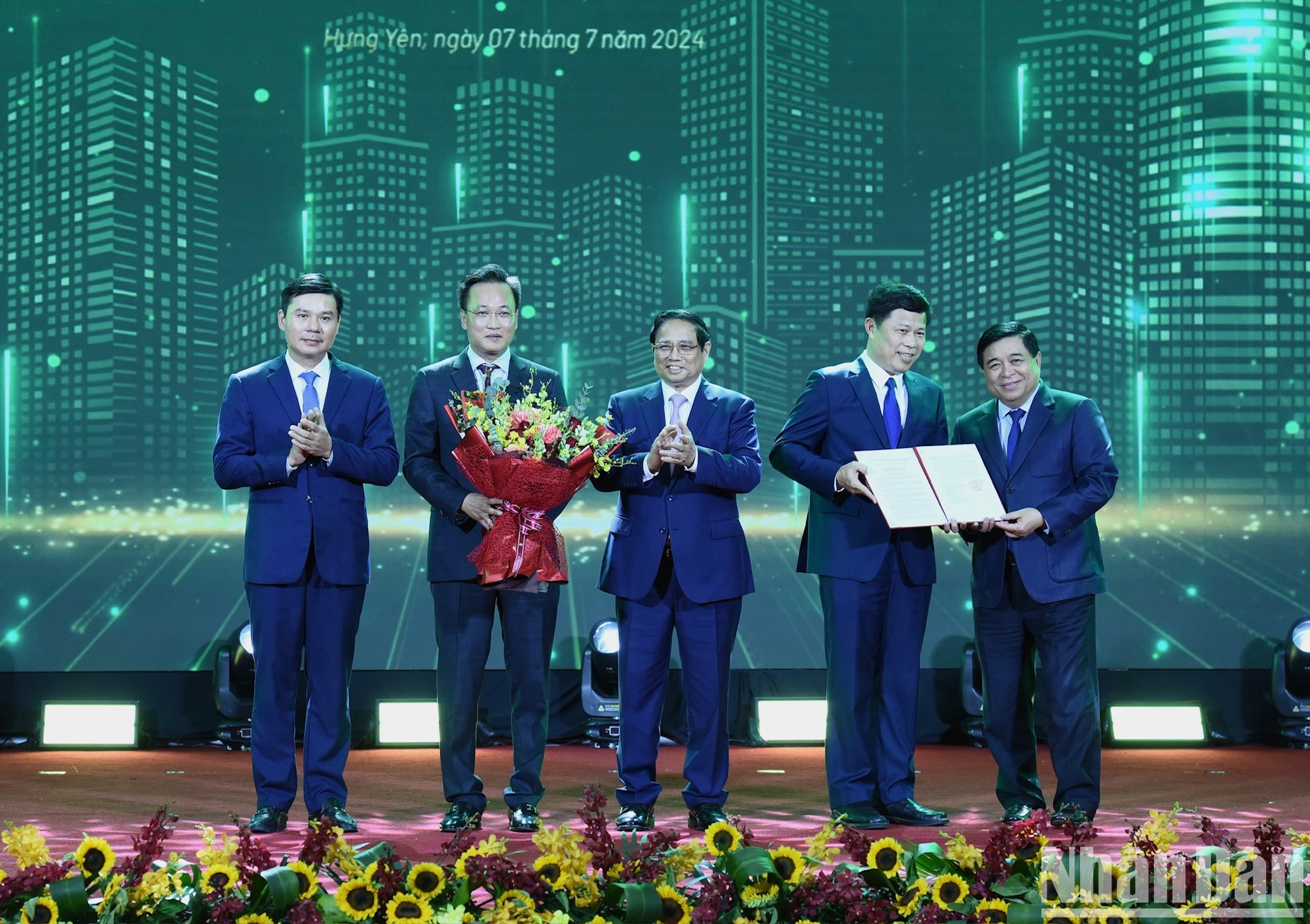 [Foto] Premier vietnamita asiste a conferencia para anunciar planificación de provincia de Hung Yen