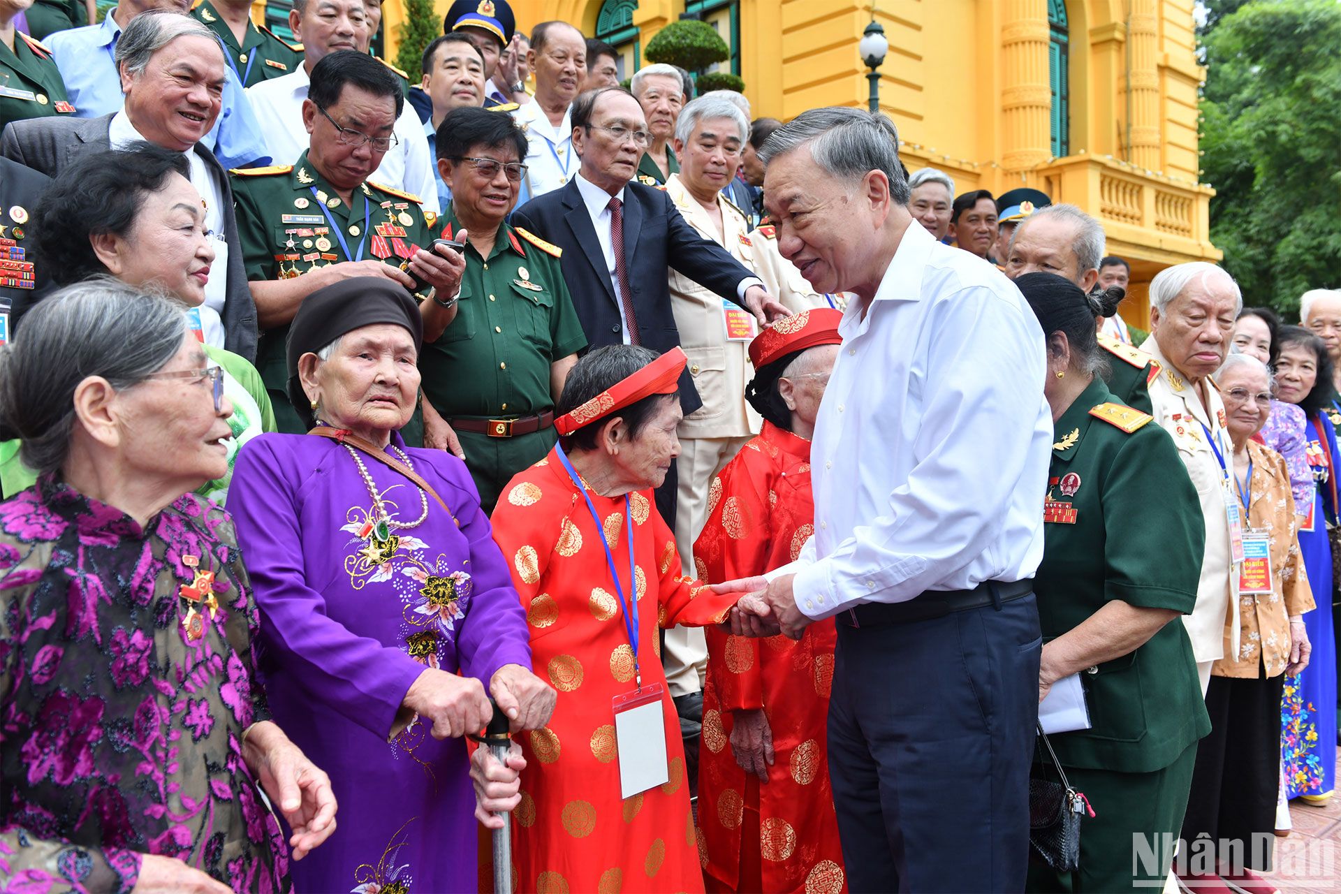 [Foto] Presidente vietnamita se reúne con personas con destacados méritos revolucionarios 