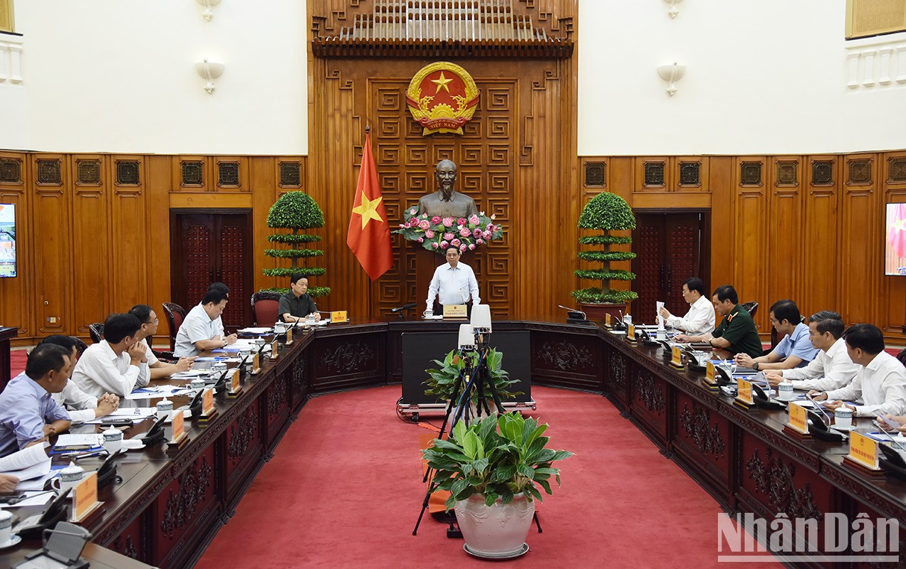 [Foto] Premier vietnamita asiste a reunión para acelerar proyecto de línea de transmisión eléctrica de 500 kV