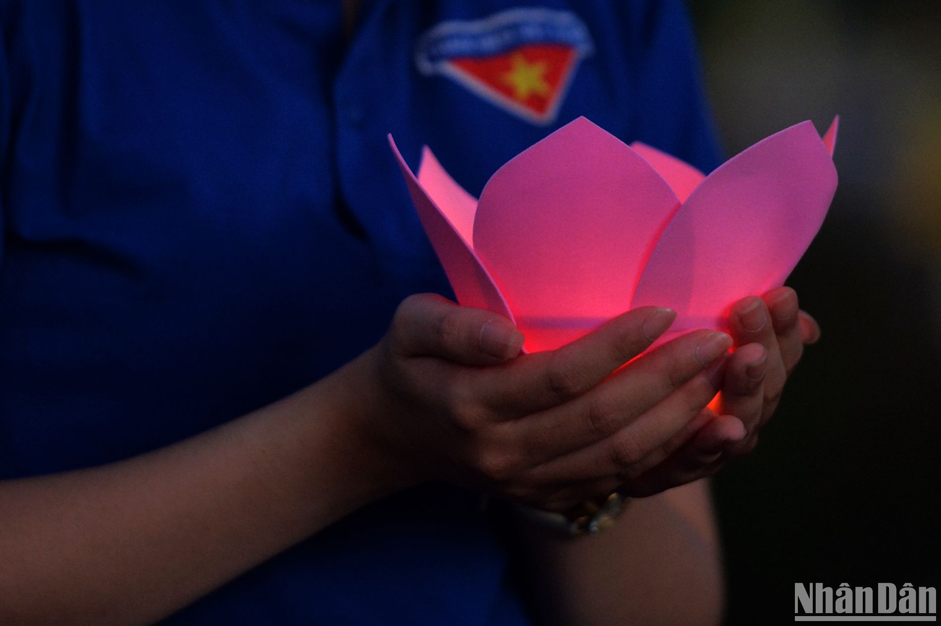 Jóvenes vietnamitas encienden velas en tributo a heroicos mártires y al secretario general Nguyen Phu Trong 