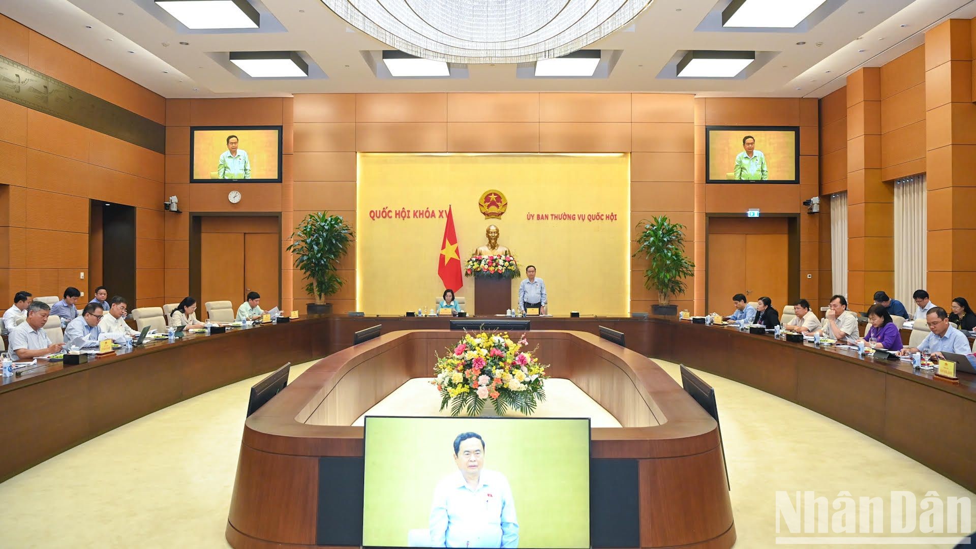 [Foto] Presidente de Asamblea Nacional vietnamita se reúne con comisiones del Parlamento