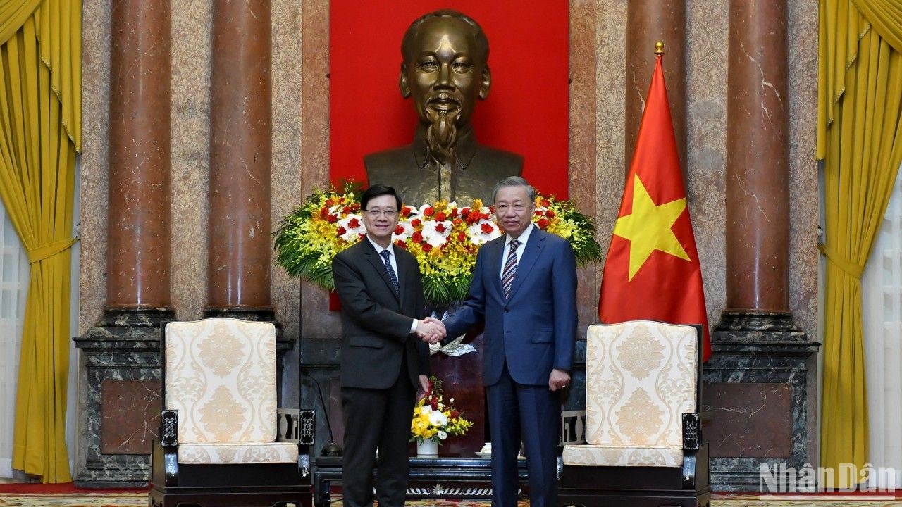 [Foto] Presidente vietnamita se reúne con jefe ejecutivo de la Región Administrativa Especial de Hong Kong (China) 