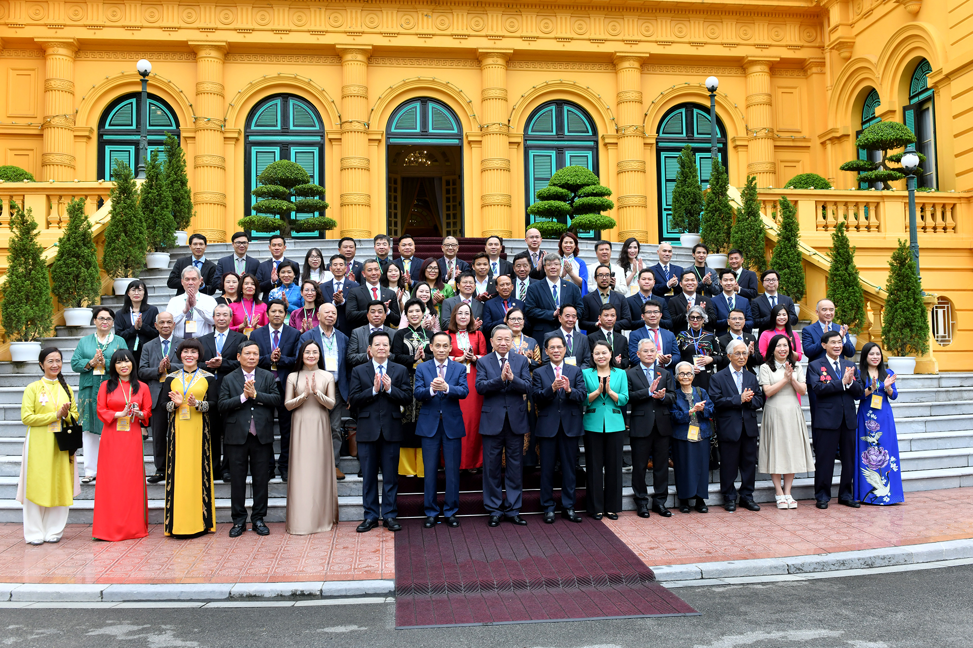 [Foto] Máximo dirigente vietnamita recibe delegación de vietnamitas en el extranjero