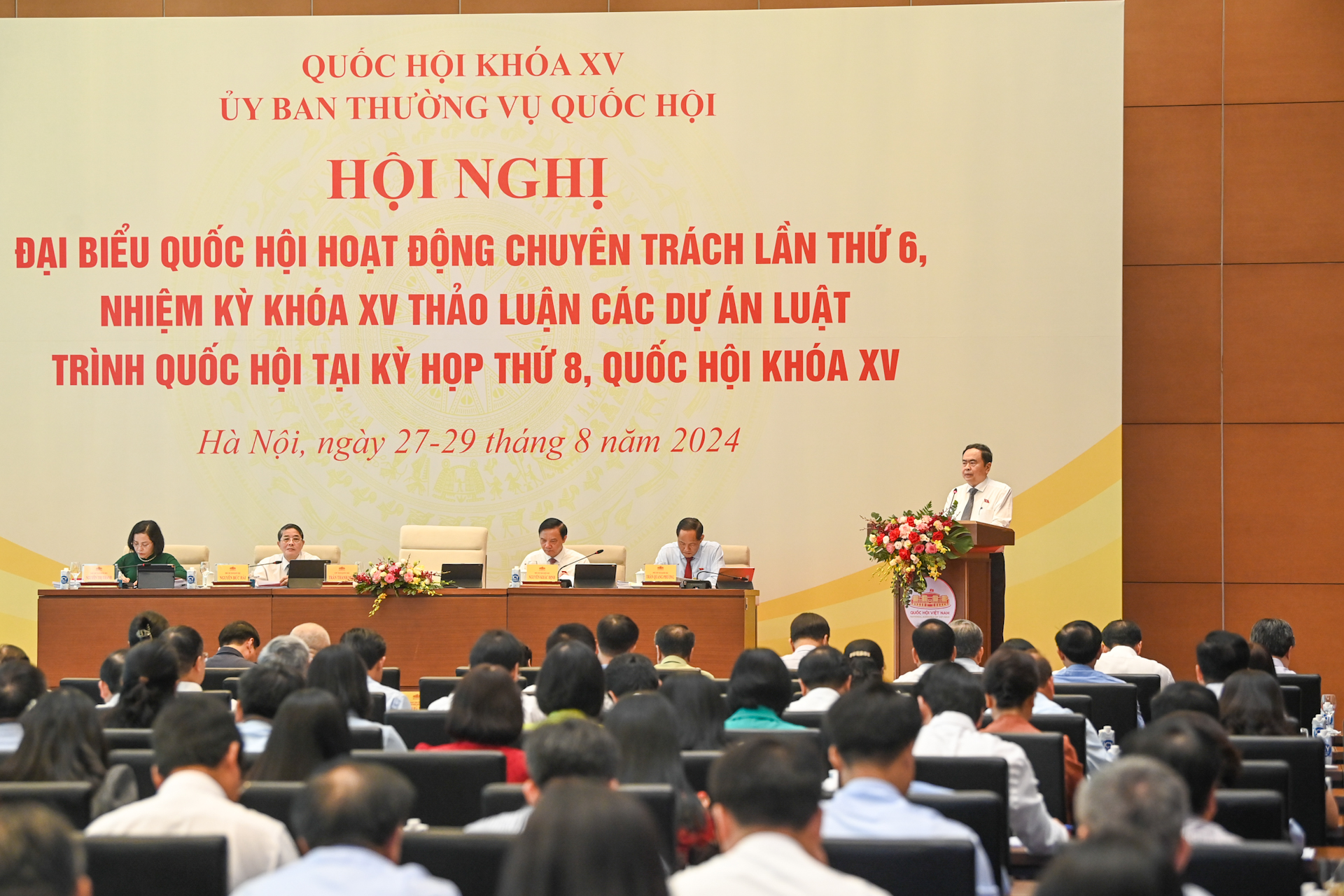 [Foto] Presidente de Parlamento vietnamita preside reunión de diputados de tiempo completo 