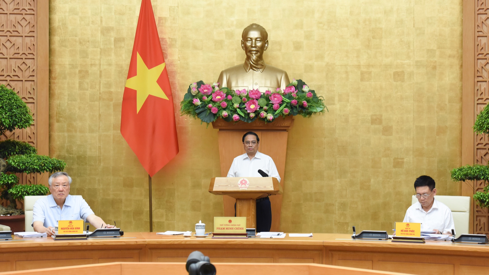 [Foto] Premier vietnamita preside reunión del Gobierno sobre elaboración de leyes