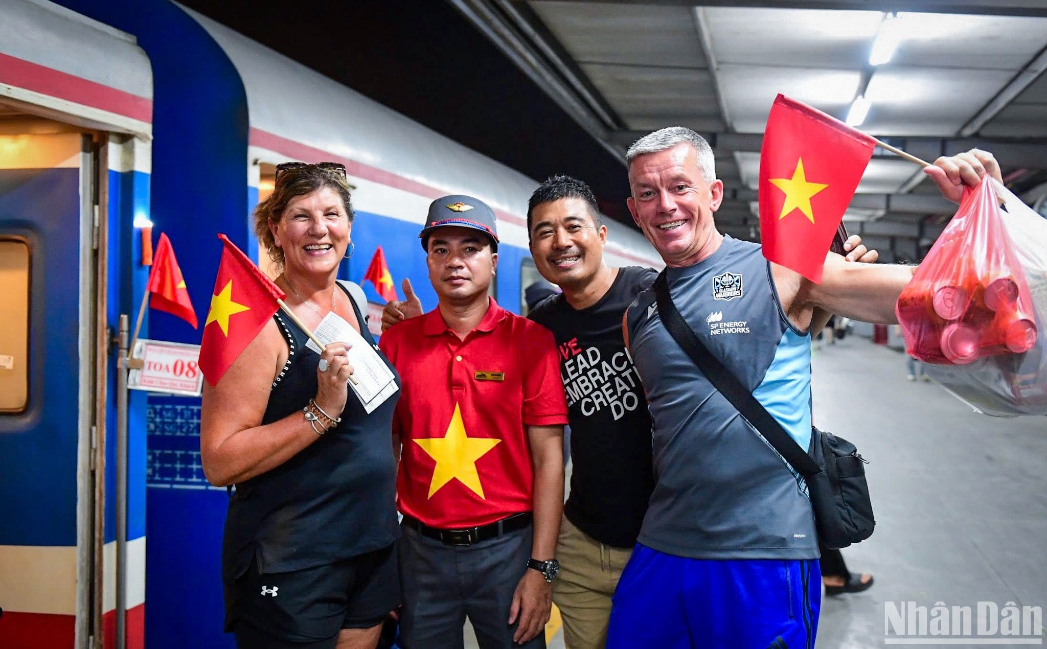 [Foto] Difunden imagen de bandera de Vietnam entre turistas en trenes especiales