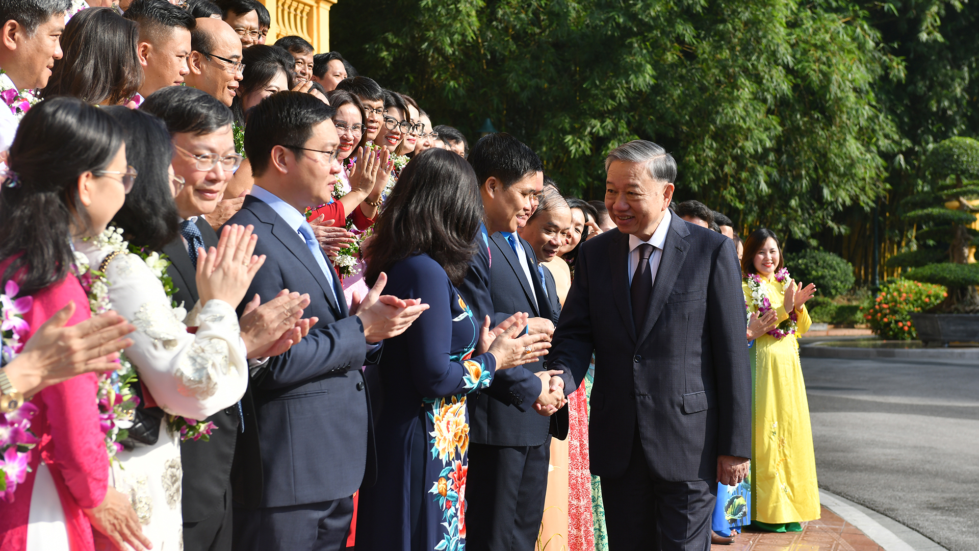 [Foto] Máximo dirigente vietnamita se reúne con delegados del movimiento de emulación de ofrecer buenos consejos y servicios