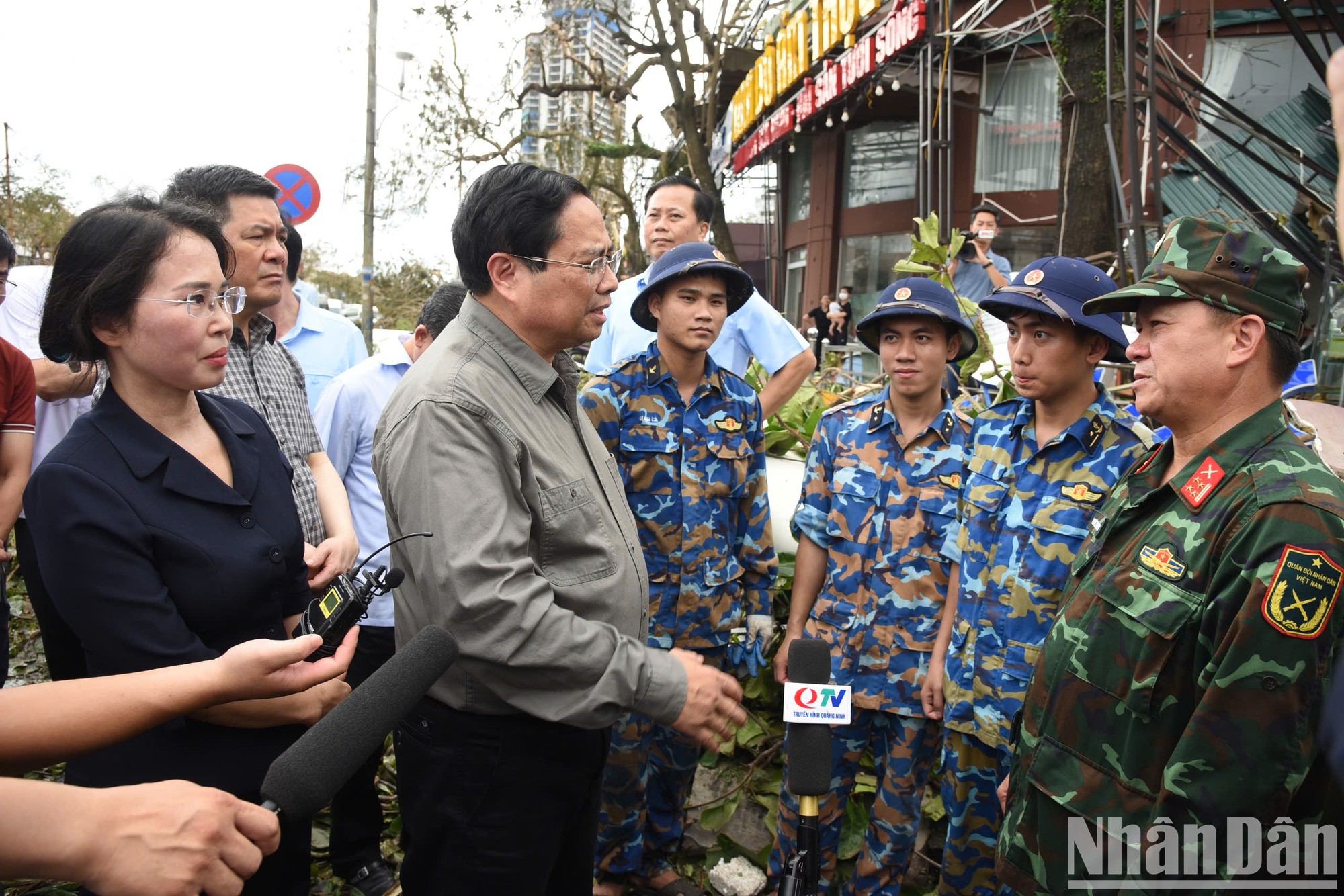 [Foto] Premier vietnamita inspecciona labores para superación de consecuencias de tifón Yagi en Quang Ninh