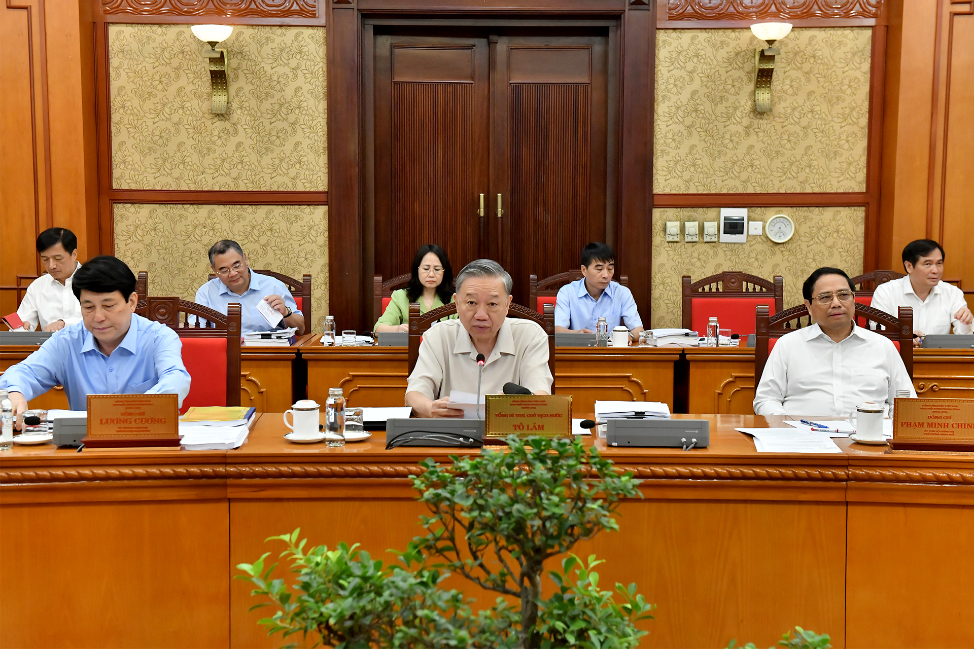 [Foto] Máximo dirigente vietnamita preside reunión del Buró Político sobre Proyecto para convertir a Hue en ciudad de primer nivel 