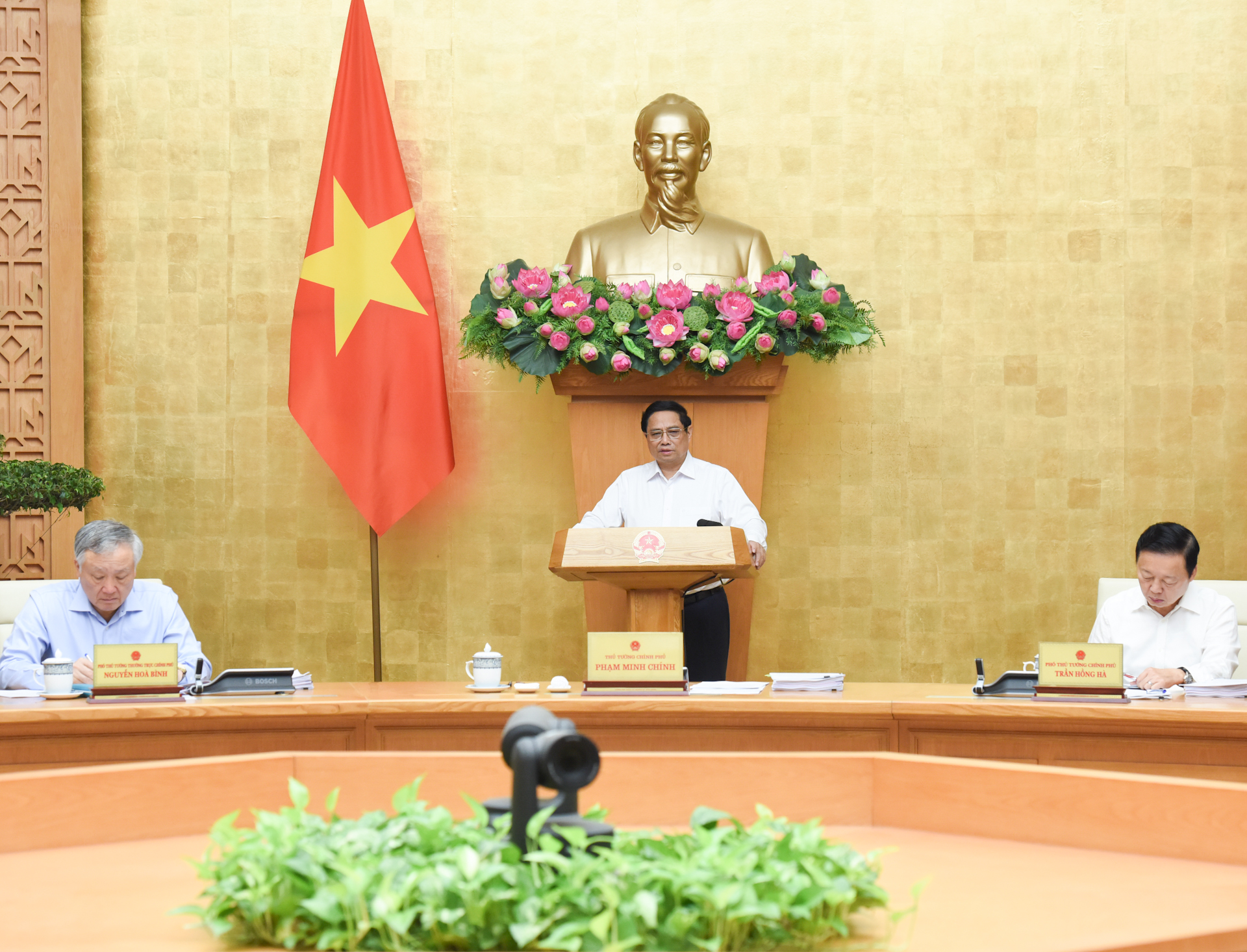 [Foto] Premier vietnamita preside reunión ordinaria del Gobierno en septiembre