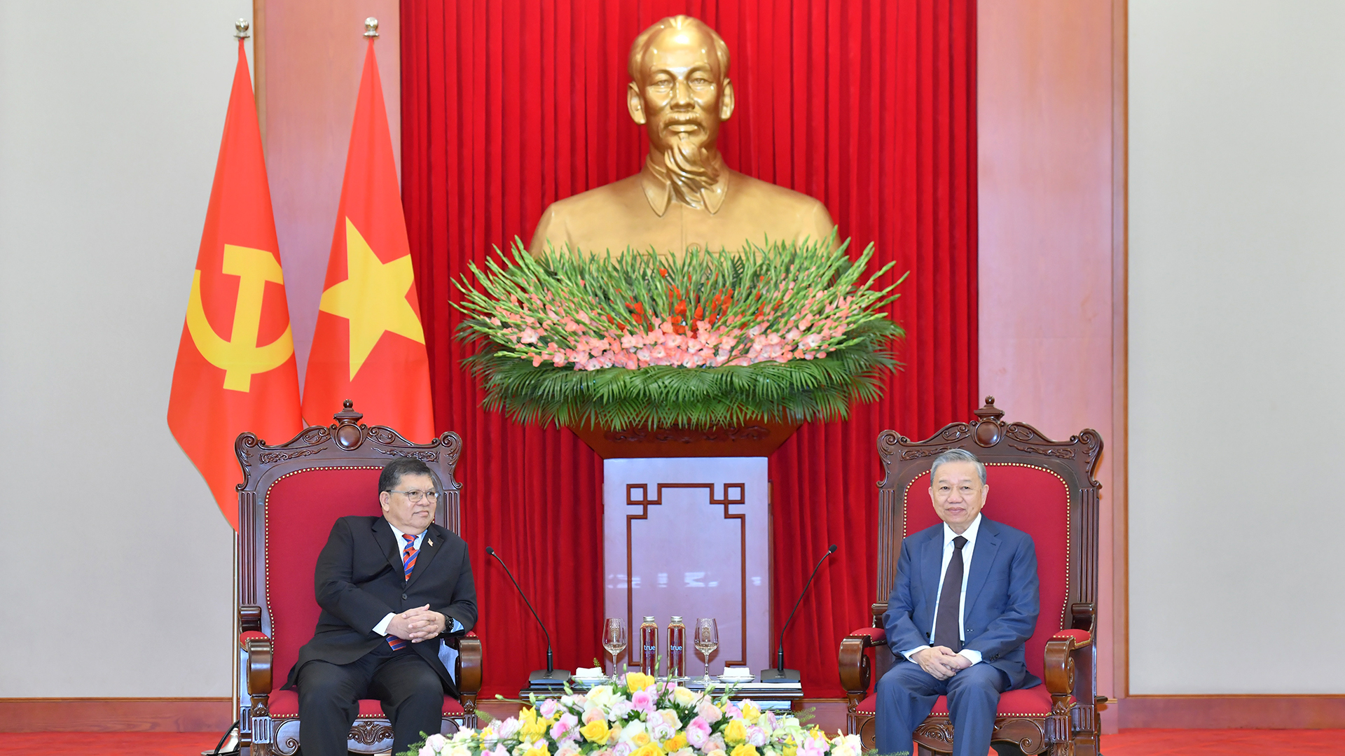 [Foto] Máximo dirigente partidista de Vietnam recibe a presidente de la Cámara de Representantes de Malasia