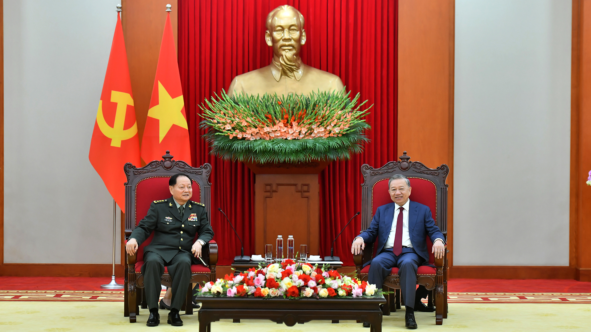 [Foto] Máximo dirigente partidista vietnamita recibe a vicepresidente de la Comisión Militar Central de China