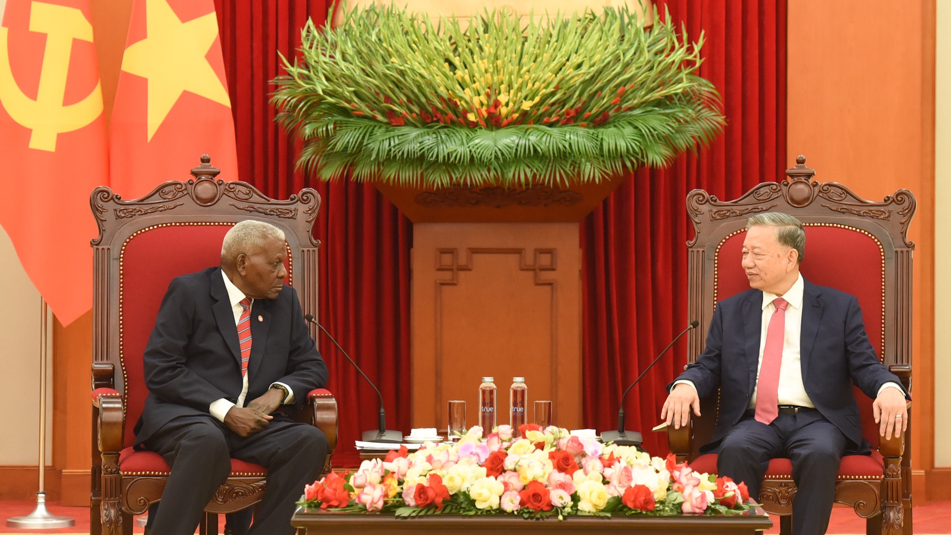 [Foto] Máximo dirigente partidista vietnamita recibe a presidente de Asamblea Nacional de Cuba