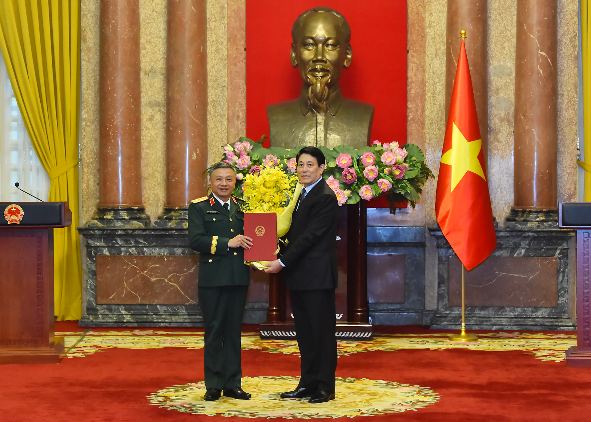 [Foto] Presidente de Vietnam entrega decisión de ascender al rango de teniente general a oficial militar