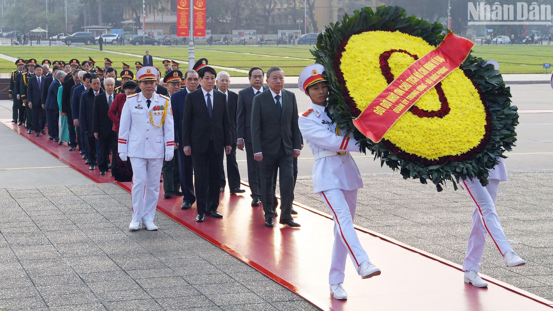 [Foto] Dirigentes del Partido y el Estado rinden homenaje al Presidente Ho Chi Minh