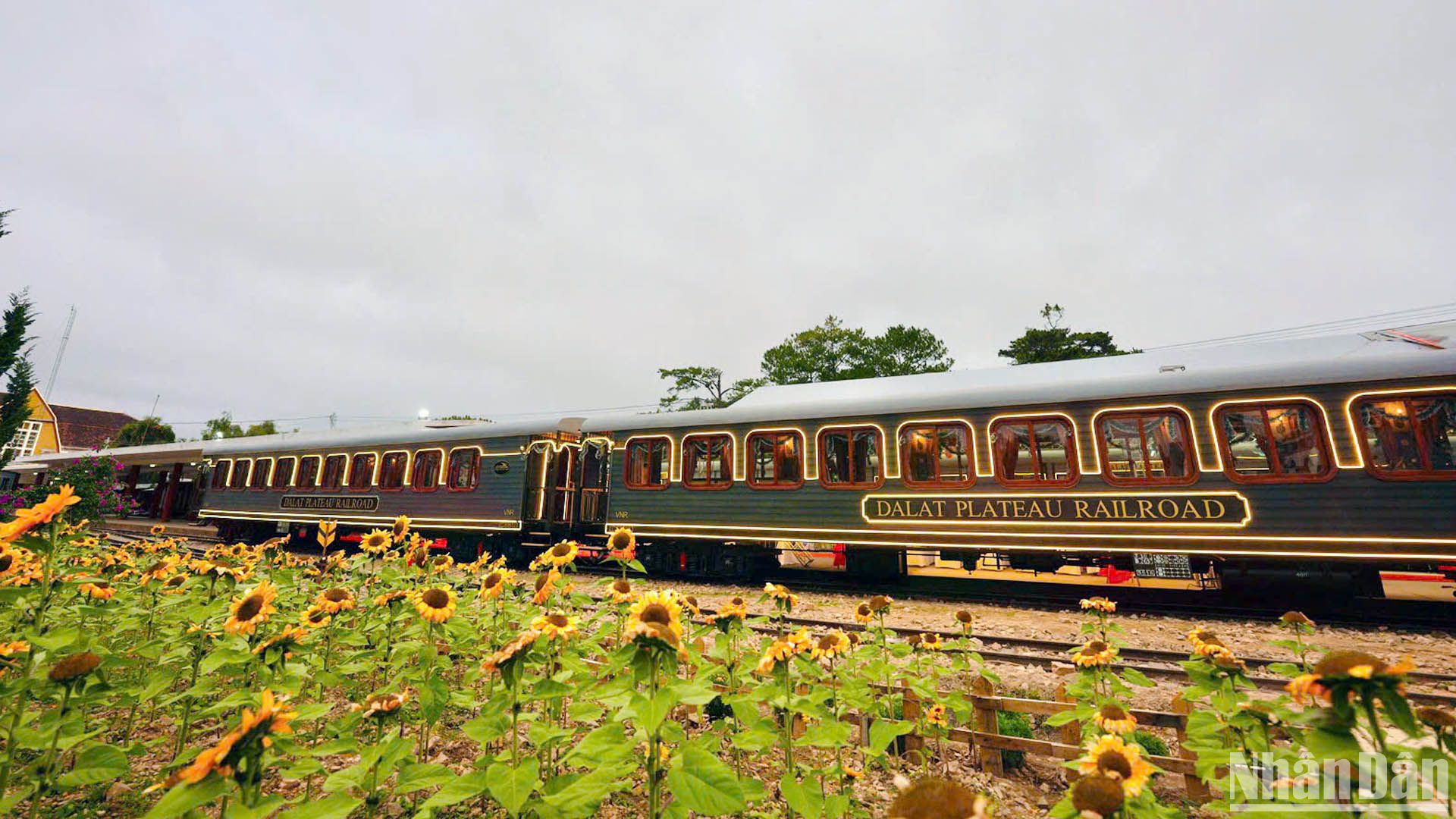 [Foto] Lanzan en Da Lat tren turístico "La reine" 