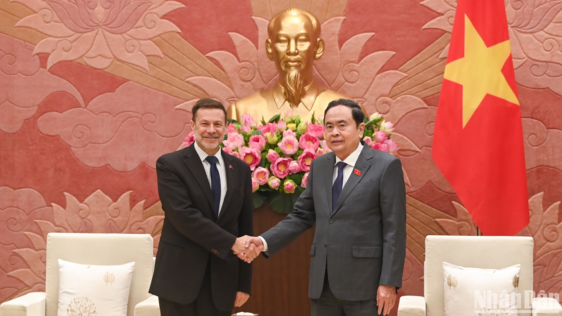 [Foto] Presidente de Parlamento vietnamita recibe a saliente embajador australiano