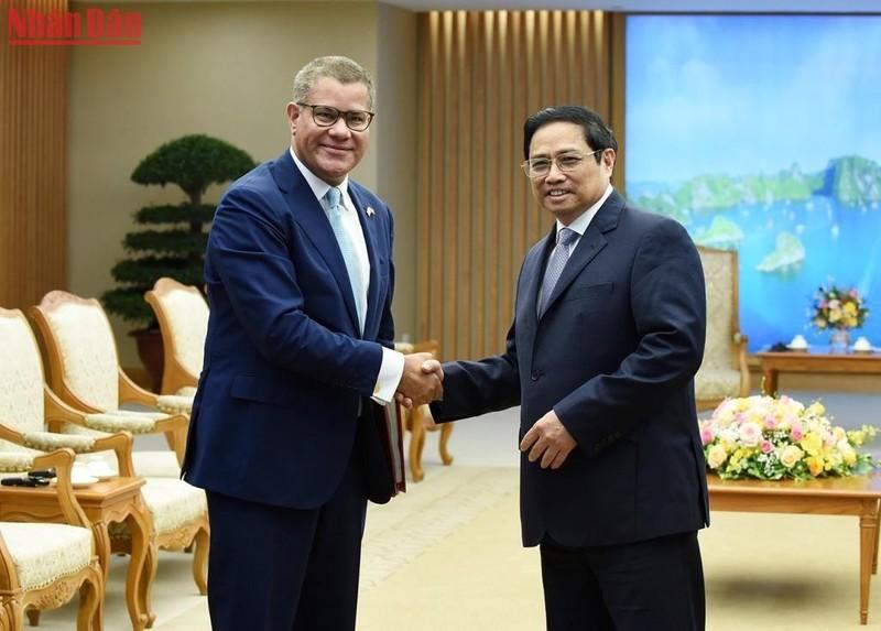 El primer ministro de Vietnam, Pham Minh Chinh, recibe a Alok Kumar Sharma, ministro de la Oficina del Gabinete del Reino Unido y presidente de la COP26.