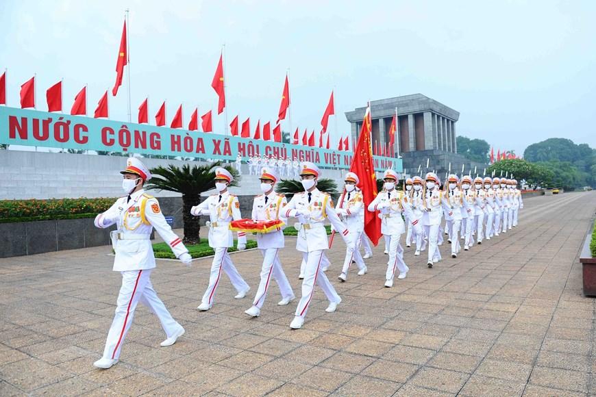 Los soldados desfilan frente al mausoleo del Presidente Ho Chi Minh. (Fotografía: VNA)