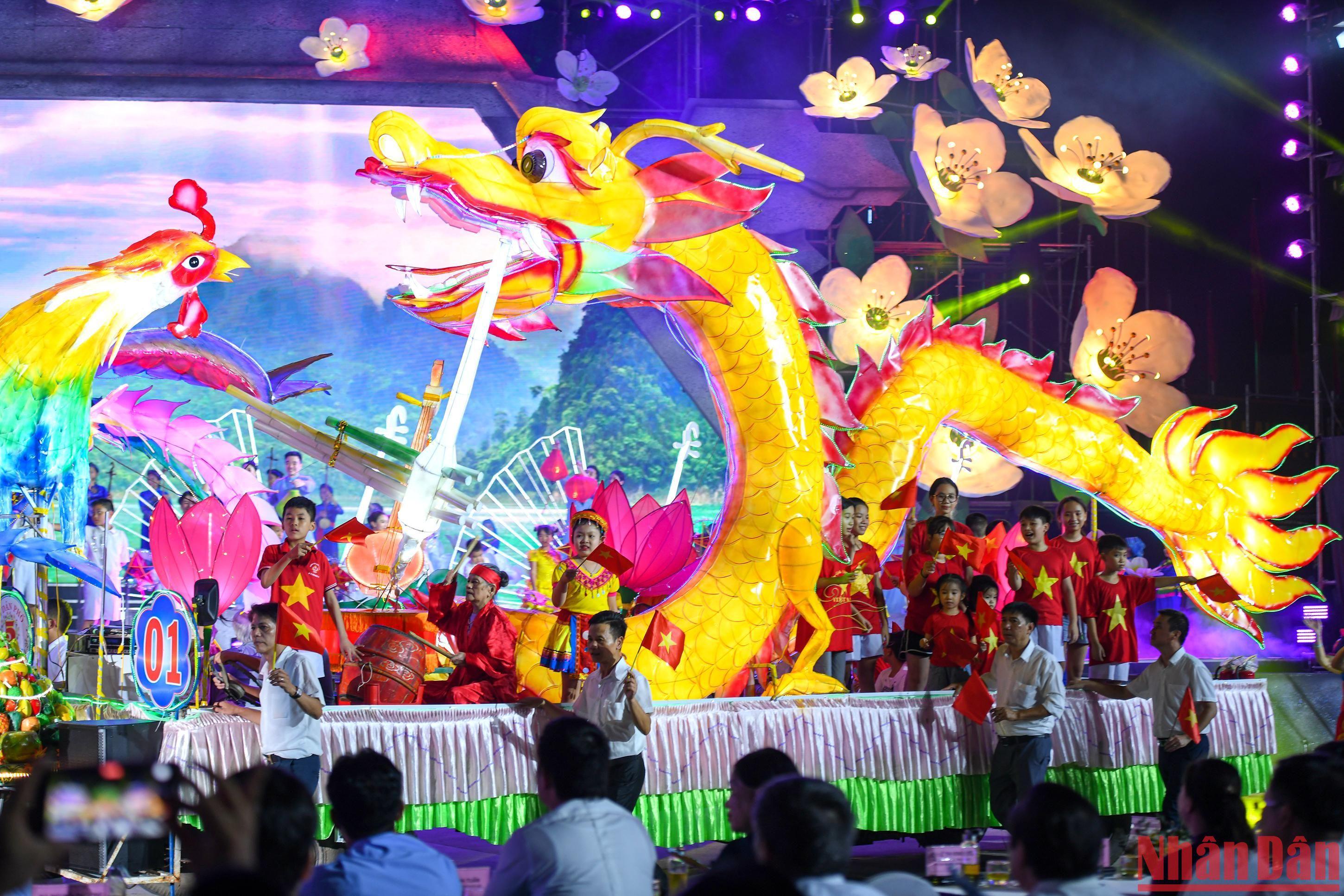 Colorida noche del Festival Thanh Tuyen
