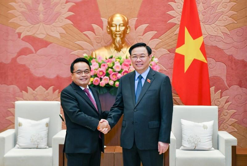 El titular del Parlamento vietnamita, Vuong Dinh Hue, y el presidente de la Auditoría del Estado de Laos, Viengthavisone Thephachanh.