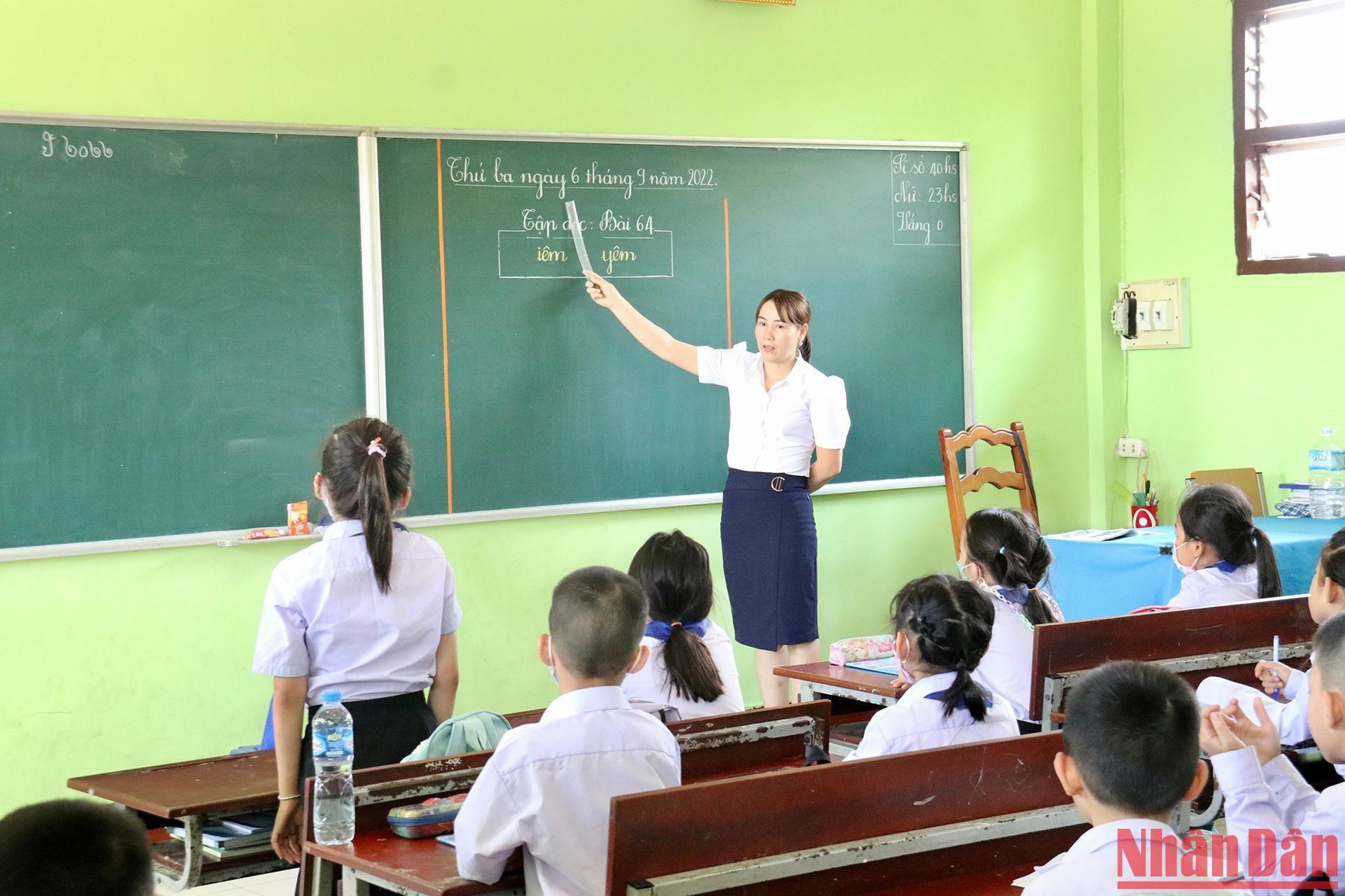 Alumnos de la escuela bilingüe laosiana-vietnamita Nguyen Du en Vientián 