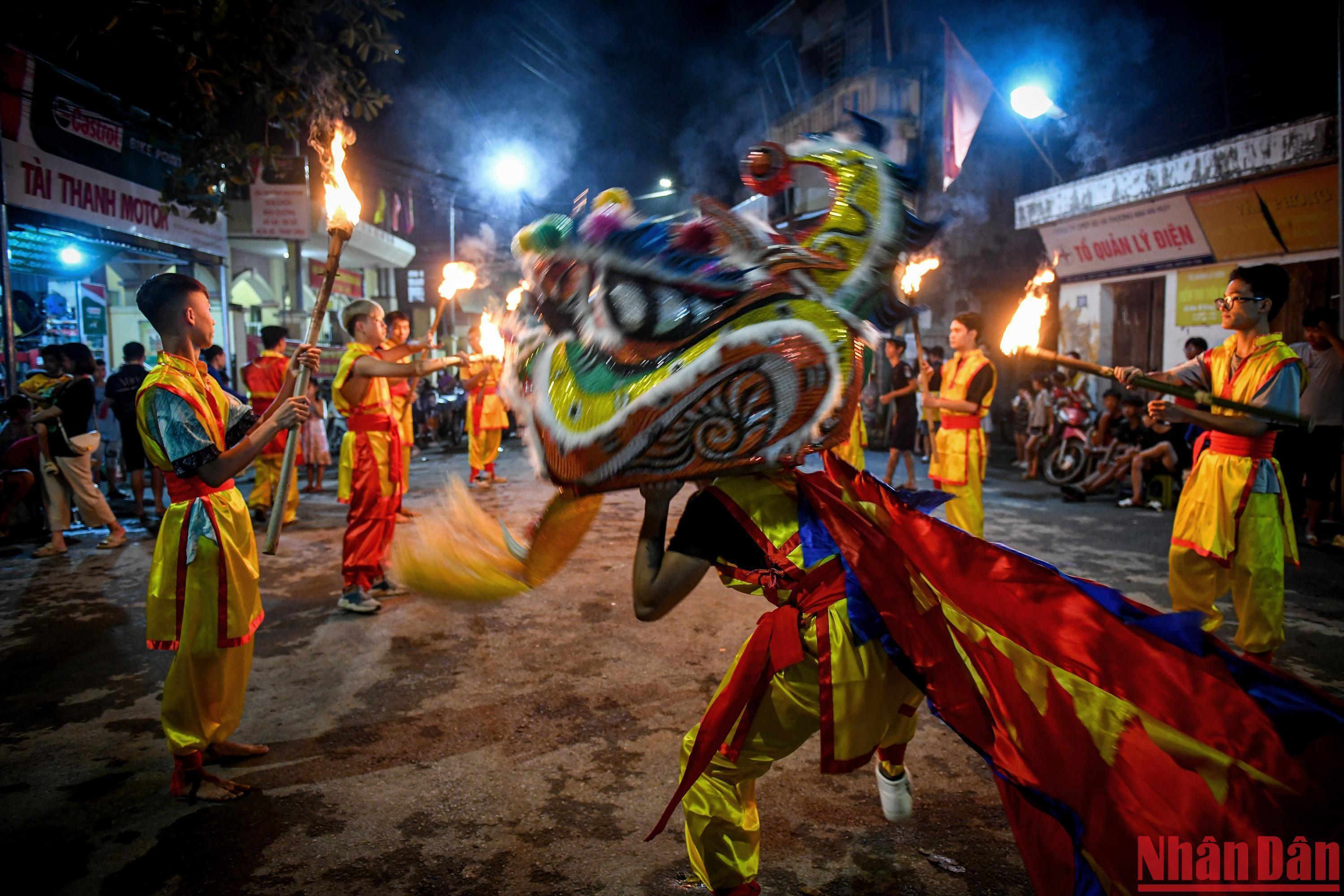 Impresionante danza del león en saludo al Festival del Medio Otoño en localidad suburbana de Hanói