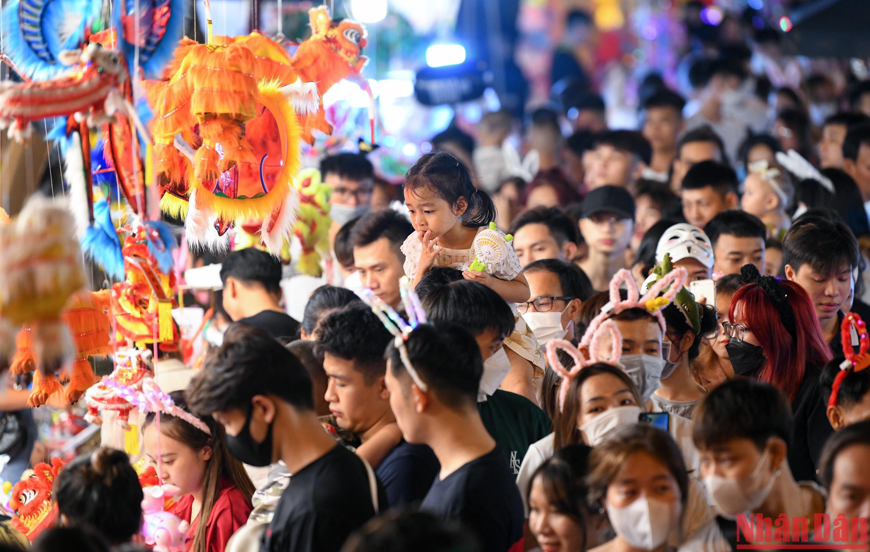 Calle Hang Ma colmada de gente en día anterior al Festival del Medio Otoño