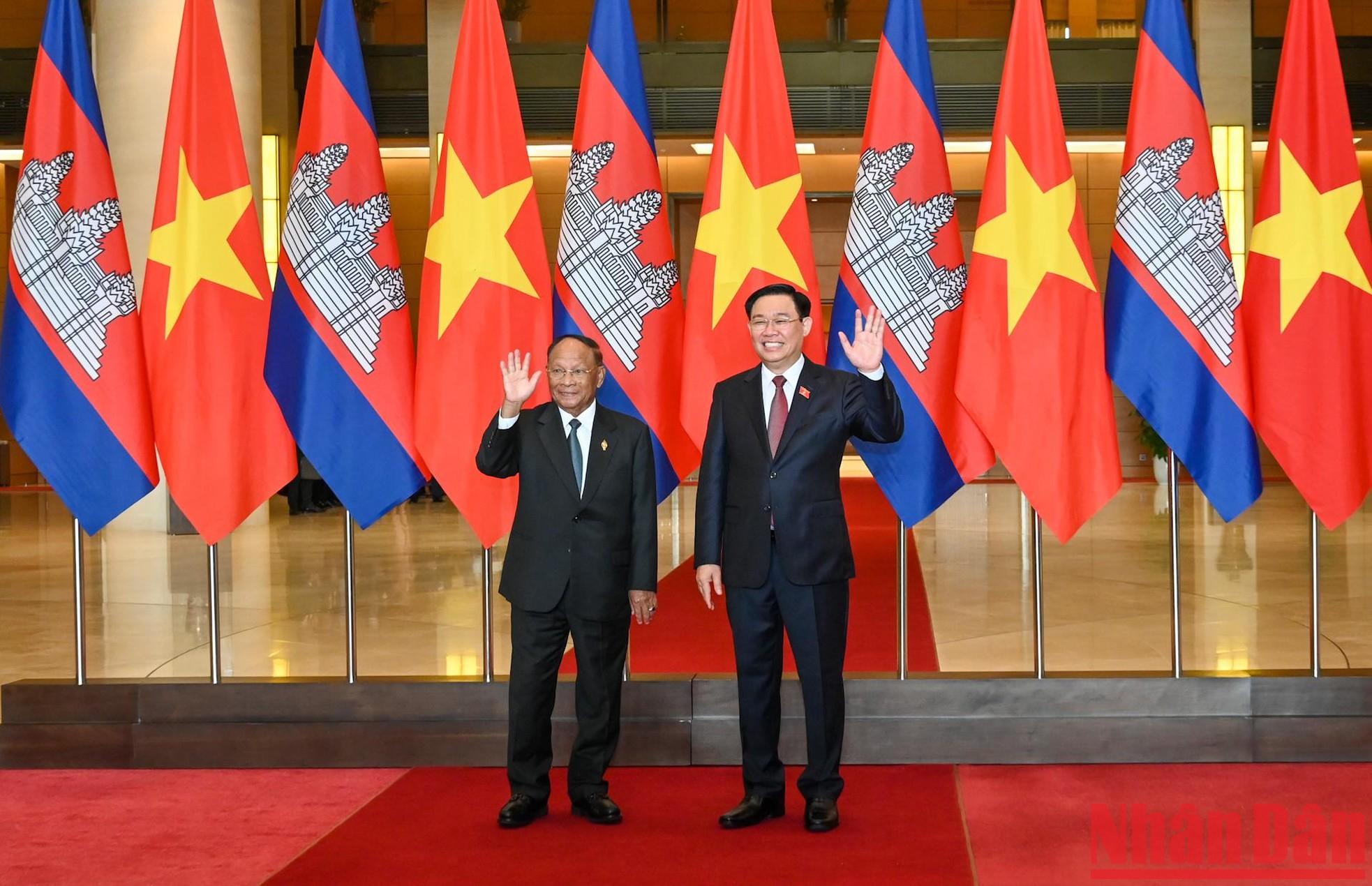 Presidente del Parlamento vietnamita recibe a su homólogo camboyano