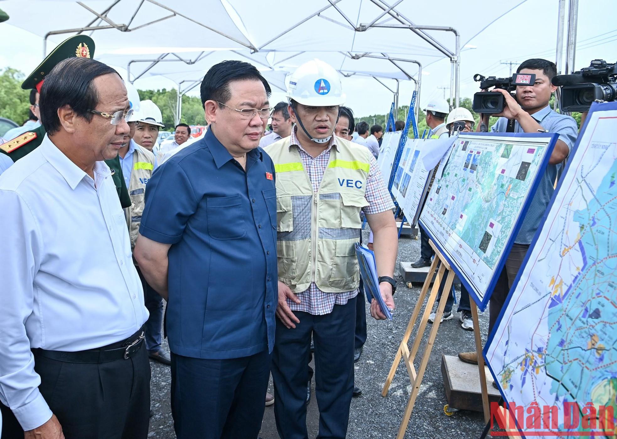 Titular del Parlamento vietnamita inspecciona proyectos clave de transporte en región sureste