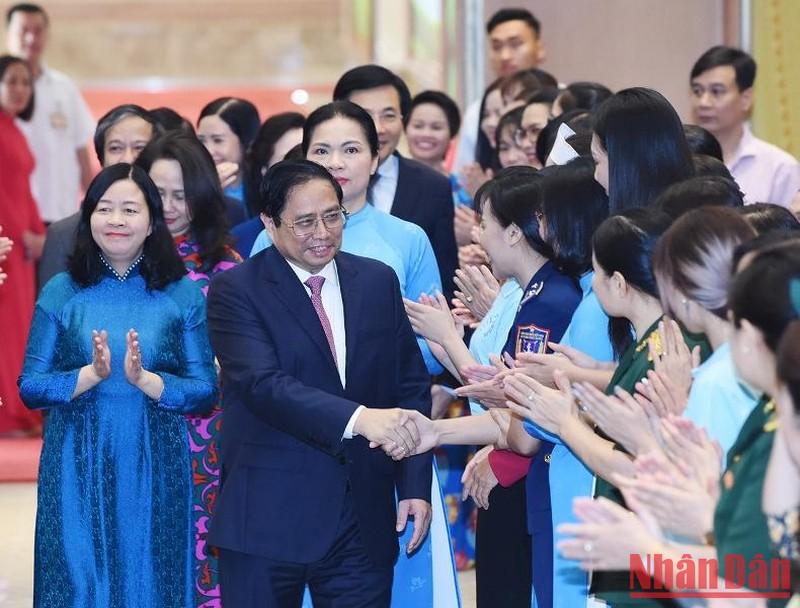 [Foto] Premier vietnamita dialoga con mujeres del país 