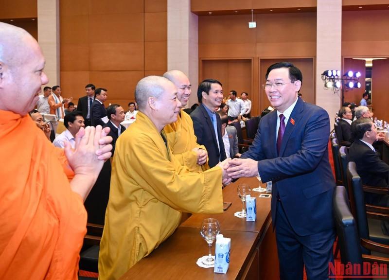 Líder legislador vietnamita se reúne con diputados de minorías étnicas y dignatarios religiosos