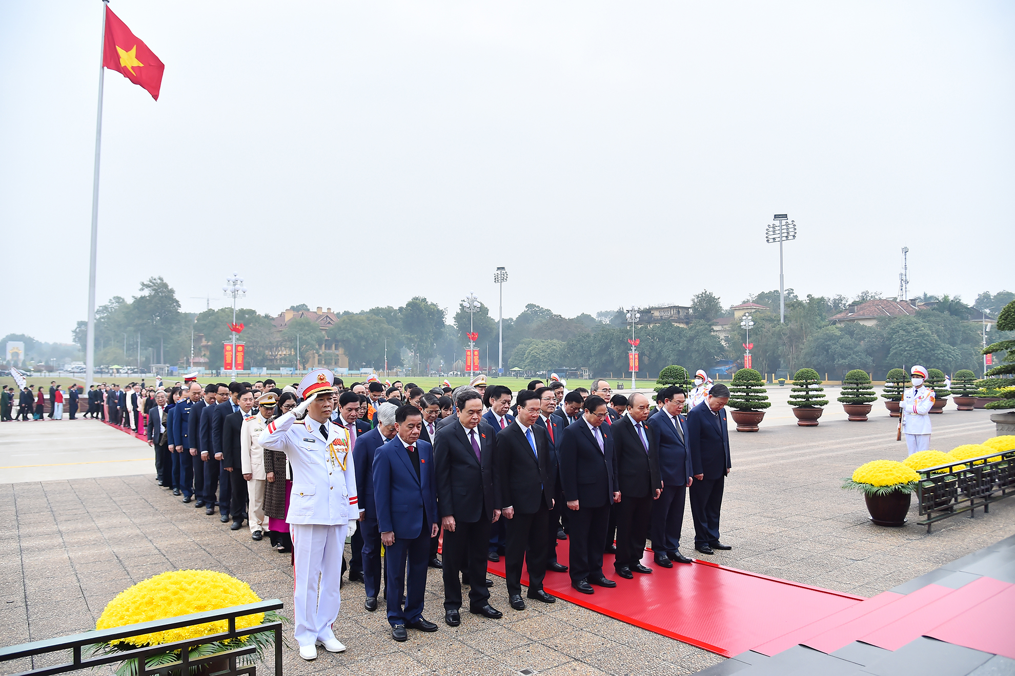 [Foto] Diputados vietnamitas rinden homenaje al Presidente Ho Chi Minh 