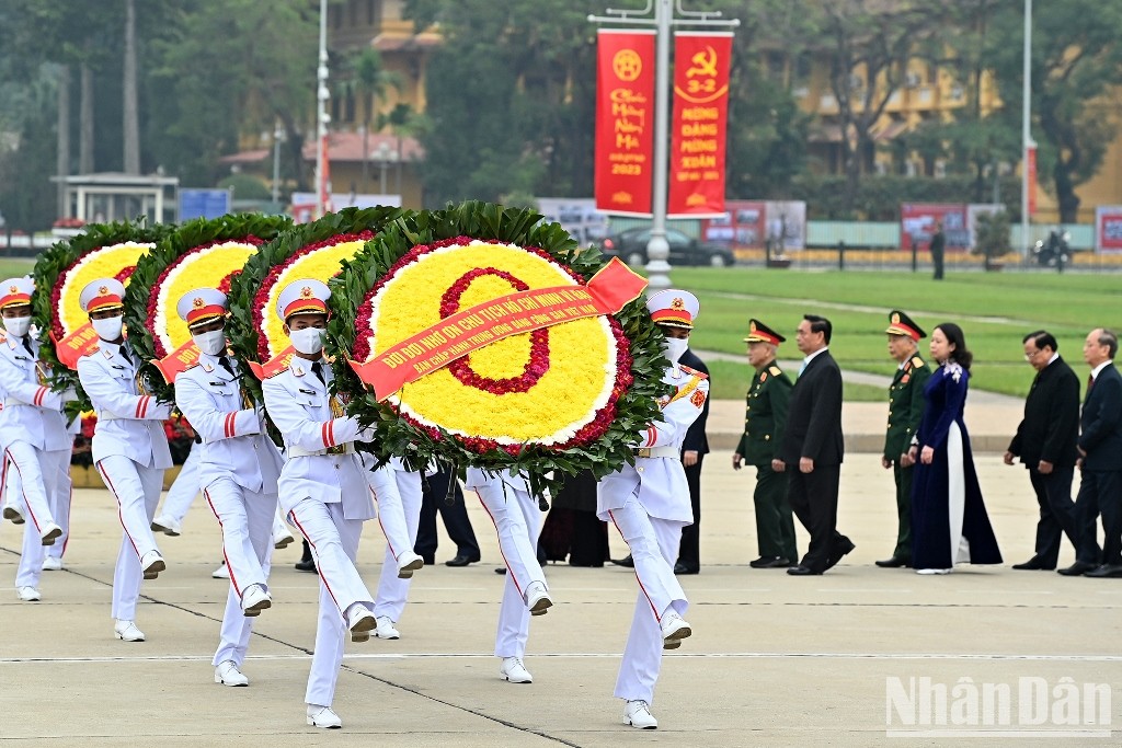 [Foto] Dirigentes del Partido y el Estado rinden homenaje al Presidente Ho Chi Minh