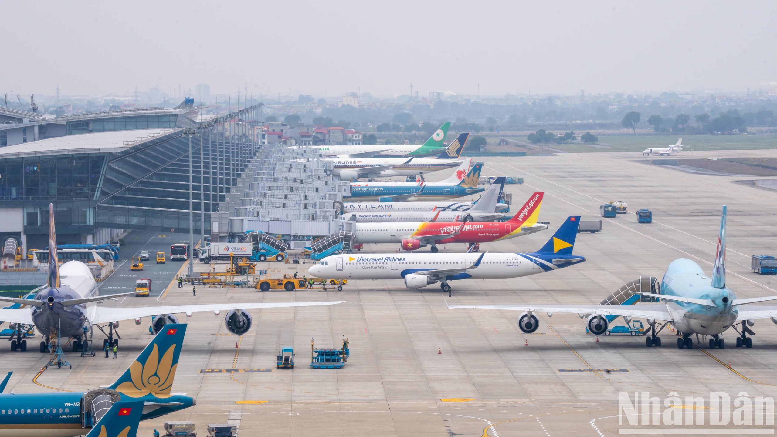 [Foto] Aeropuerto Internacional de Noi Bai bullicioso en los últimos días antes del Tet