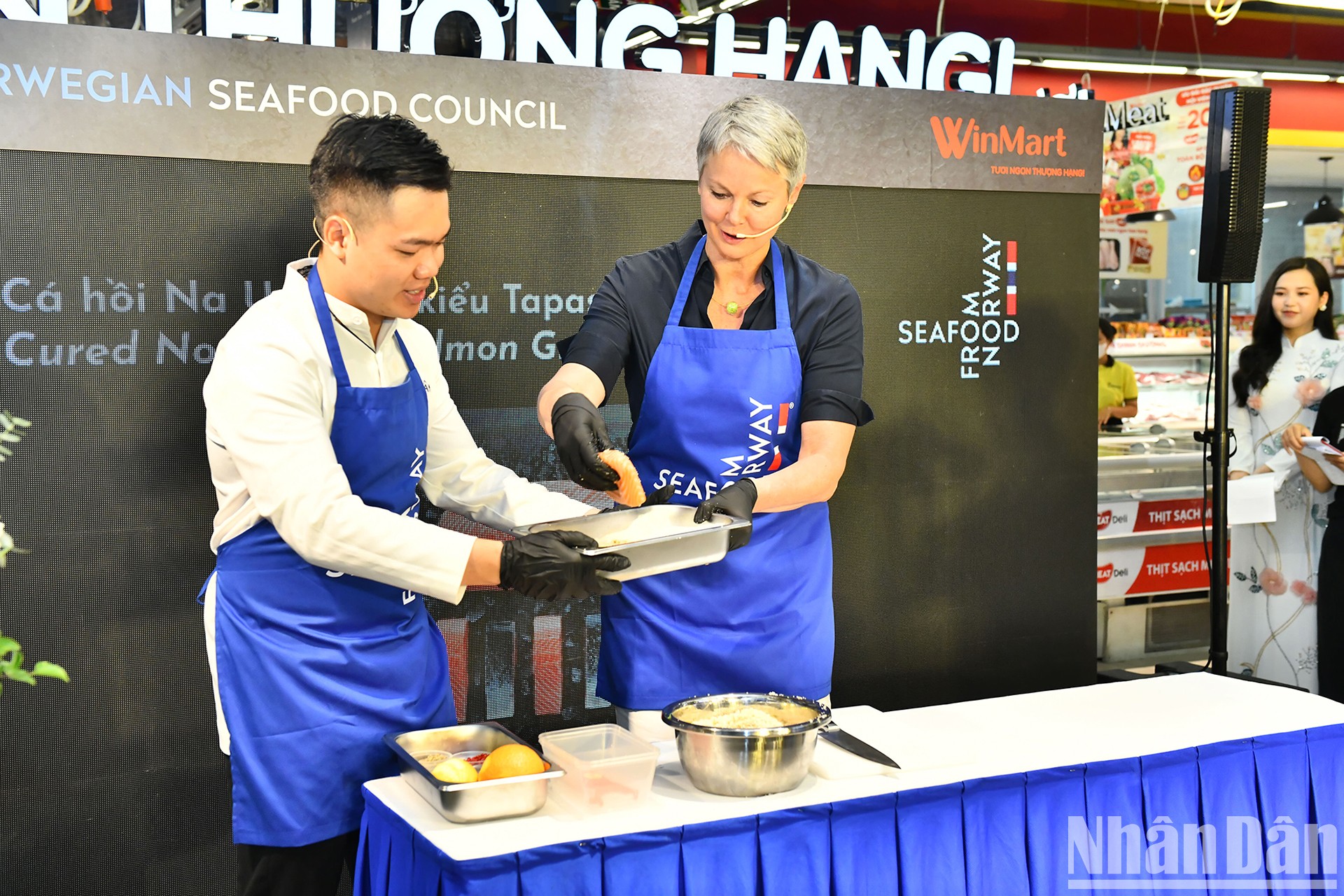 Embajadora de Noruega prepara plato de salmón para comensales vietnamitas