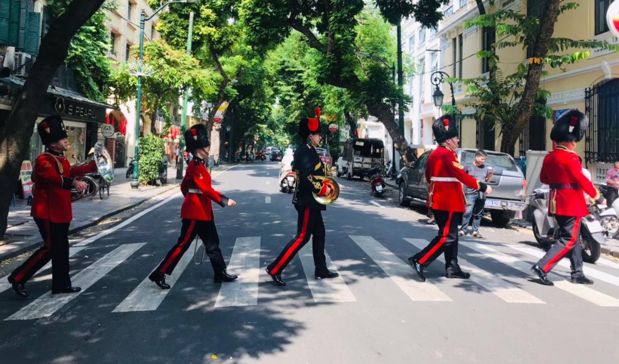 Banda del Ejército del Reino Unido en calles de Hanói