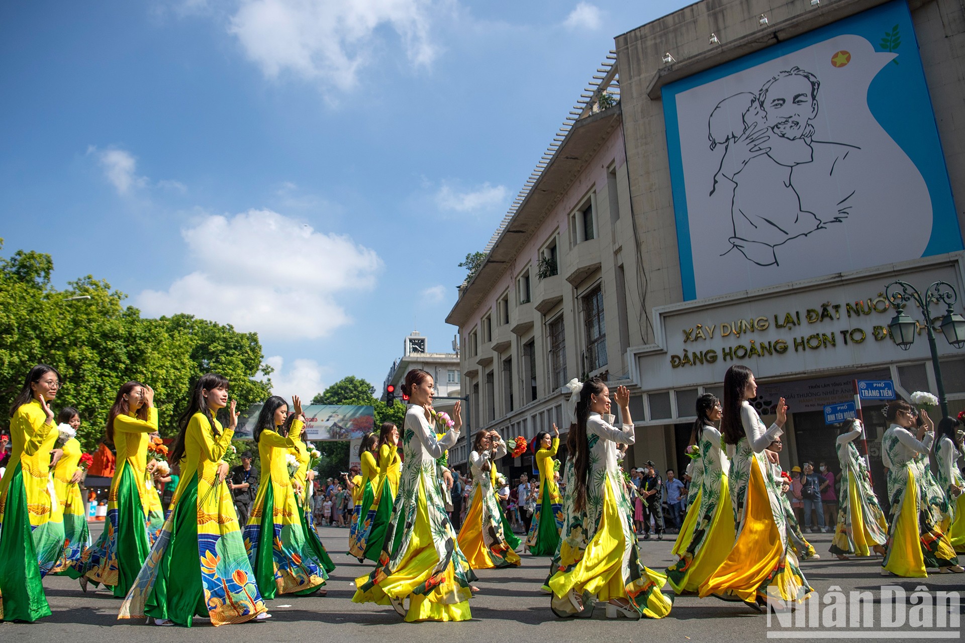 [Foto] Colores brillantes del Carnaval de Otoño de Hanói en la calle peatonal del lago Hoan Kiem