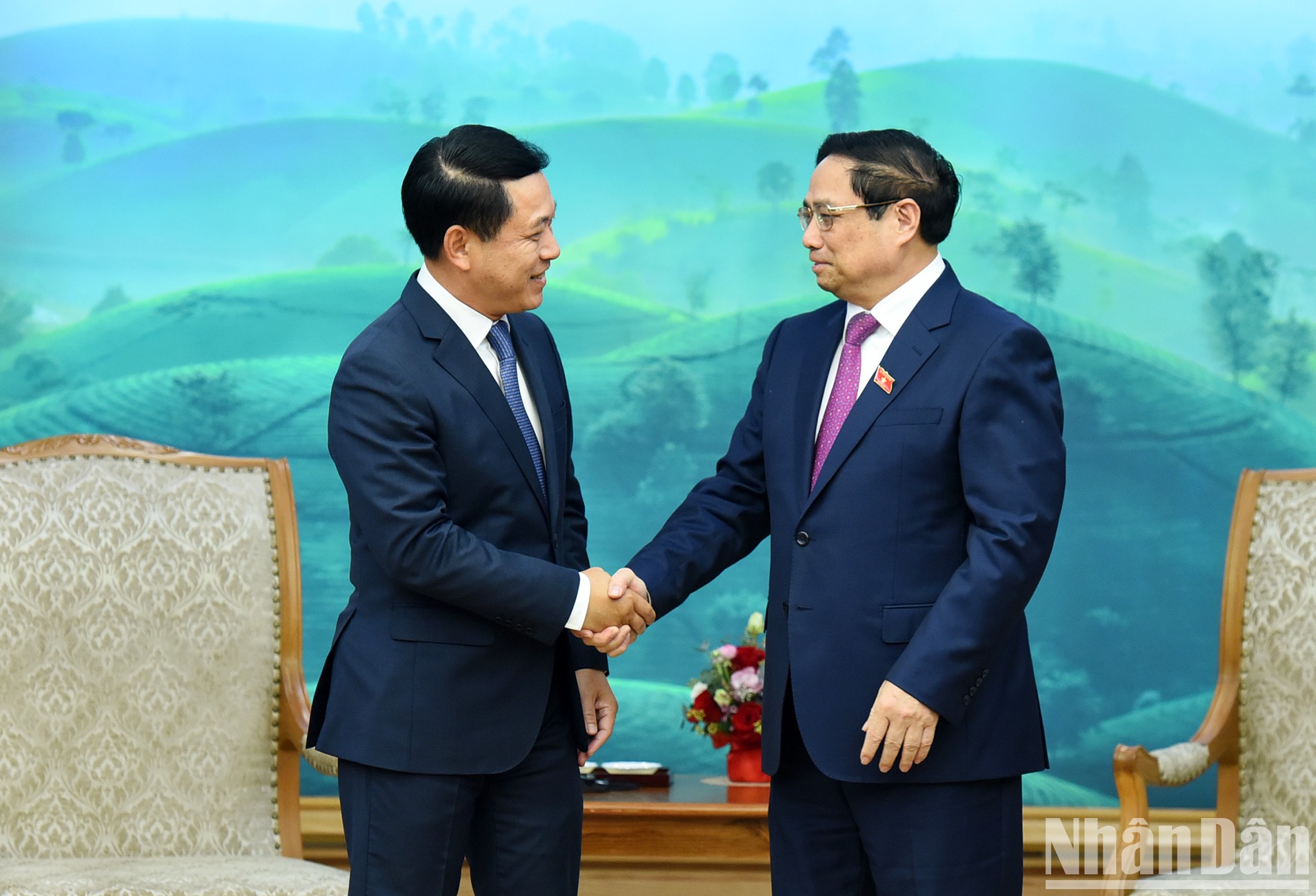 El primer ministro de Vietnam, Pham Minh Chinh, recibe al viceprimer ministro y canciller de Laos, Saleumxay Kommasith.