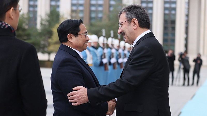 [Foto] Vicepresidente turco preside la ceremonia oficial de bienvenida al primer ministro vietnamita