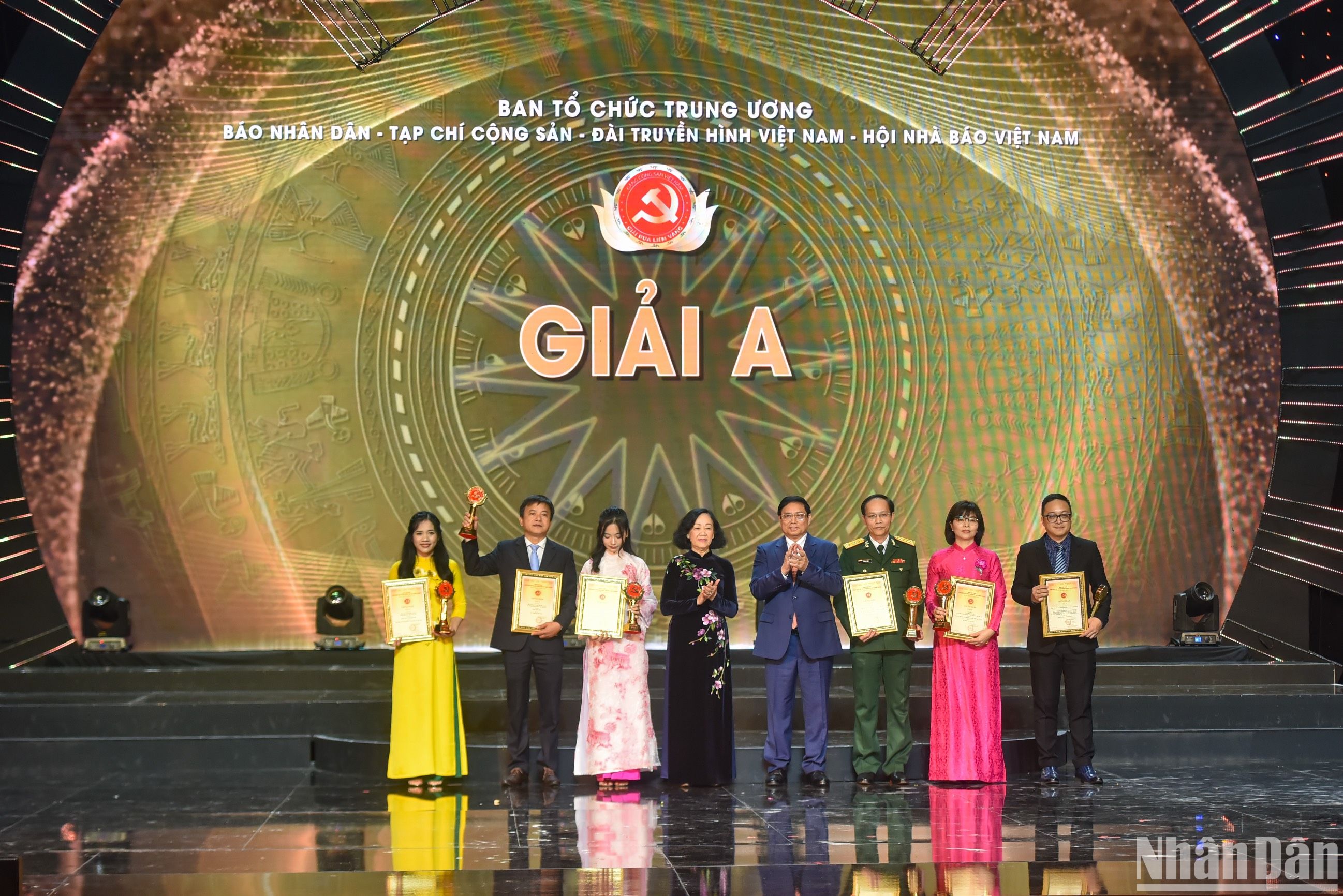 Periódico Nhan Dan triunfa en premios "La Hoz y el Martillo Dorados"