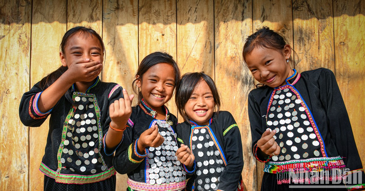 Día Internacional de la Felicidad: Sonrisas felices de grupos étnicos vietnamitas